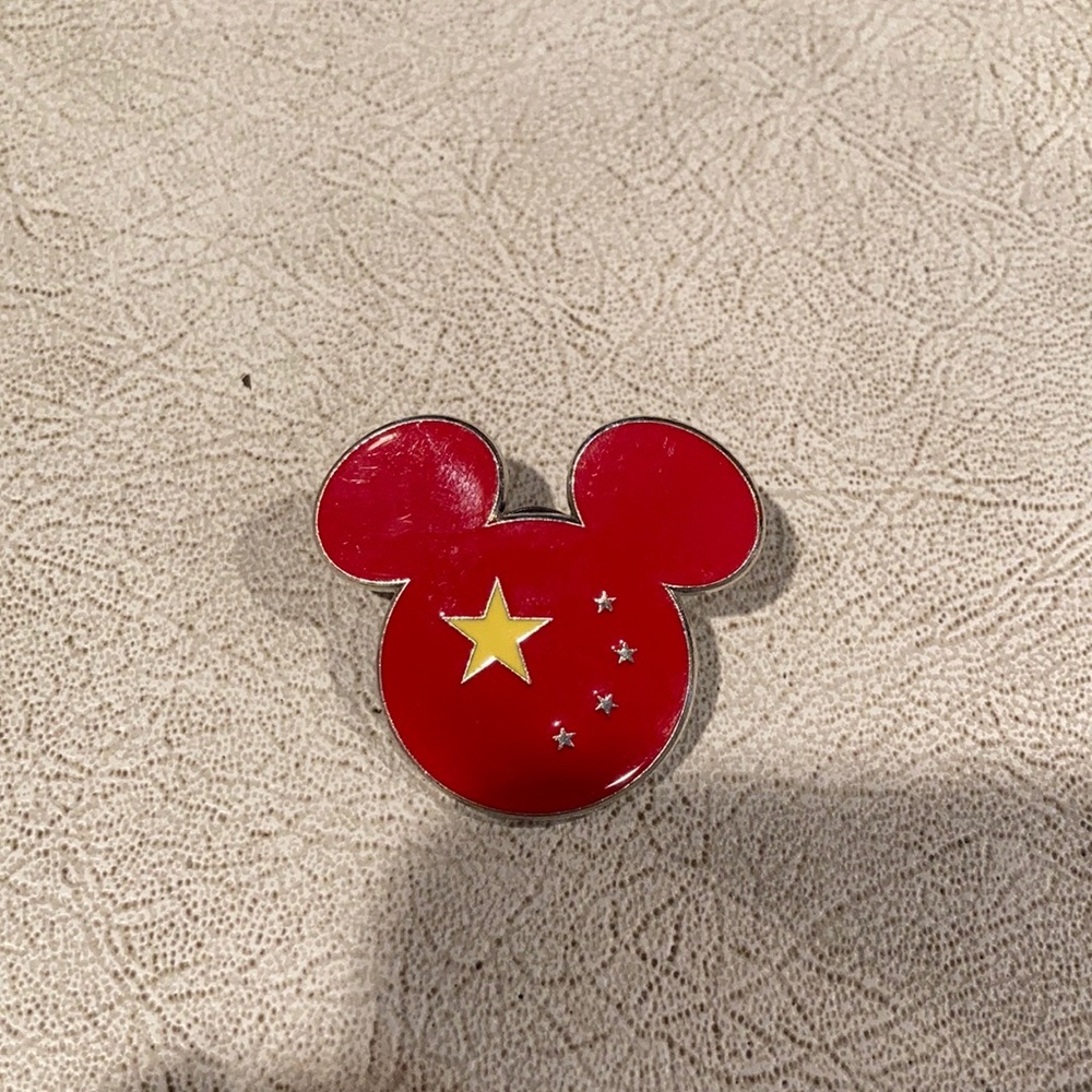 Disney Mickey Mouse China Epcot pin